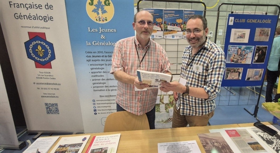 Christophe Drugy et Lionel Godmet sur le stand de l'association Les Jeunes et la Généalogie à Fontenais, Suisse