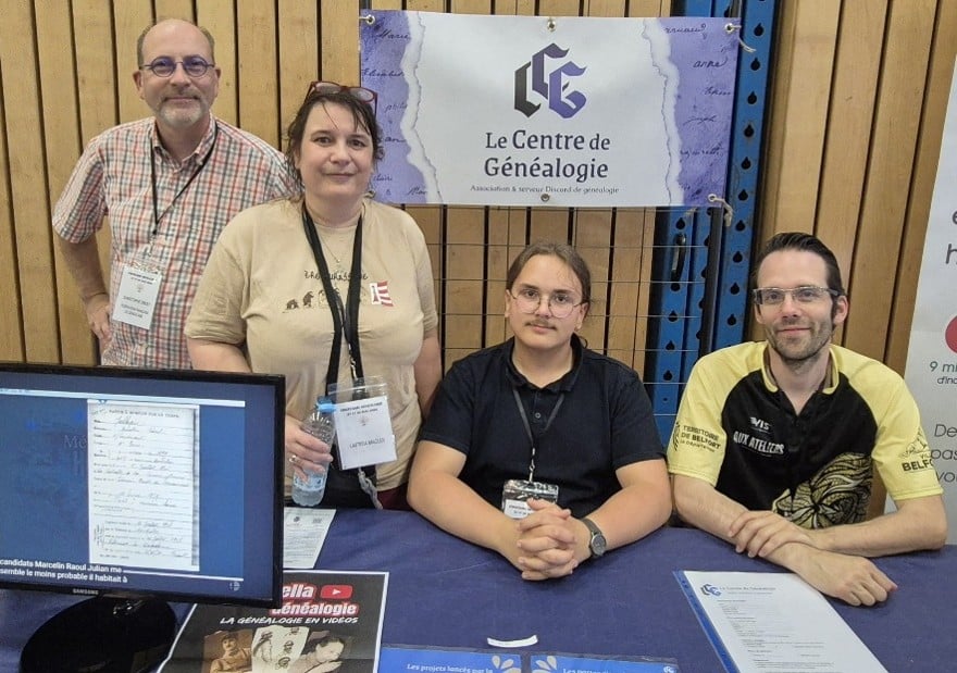 Christophe Drugy, Laetitia Macler, Amélien Brisebard et Thibaut de l'association Le Centre de Généalogie, au salon international de Fontenais