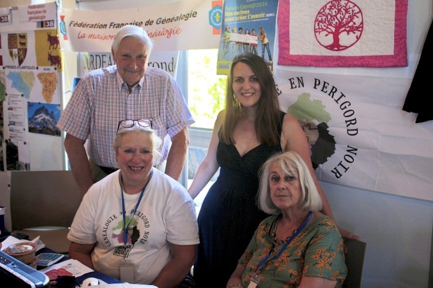 Francis Chassagnac, Charlotte Choubry, Anne-Catherine Balland et Anne-Marie Sigrist, membres de l'association Généalogie en Périgord noir, sur le stand FFG-Aquitaine au salon de Paris-15e